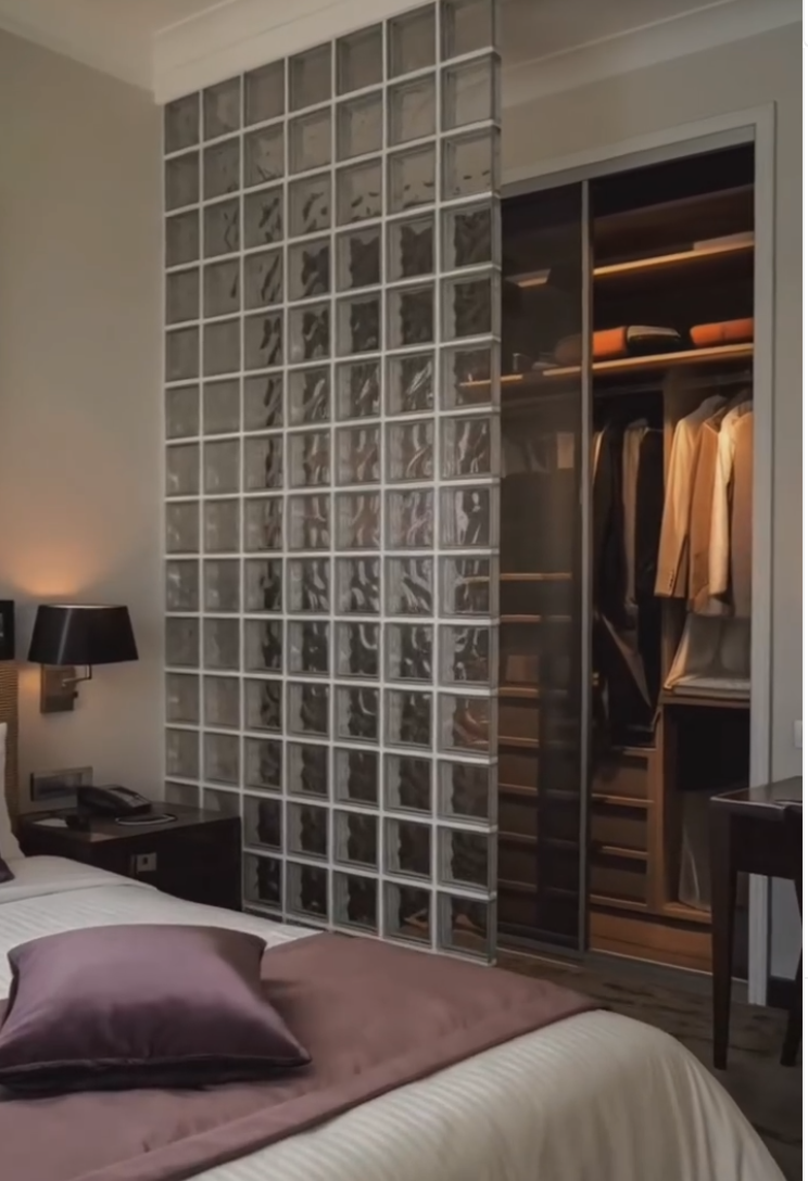 Dormitorios que brillan: el encanto del ladrillo de vidrio